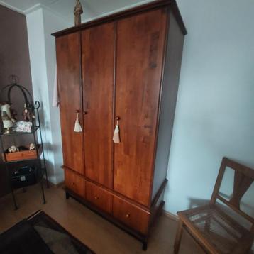 Mooie Antieke Kledingkast beschikbaar voor biedingen