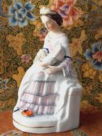 Zeldzaam antiek Engels beeldje van Royalty met baby 19,3 cm., Antiek en Kunst, Ophalen of Verzenden
