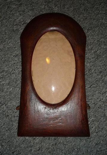Vintage oud fotolijstje met bol glas beschikbaar voor biedingen