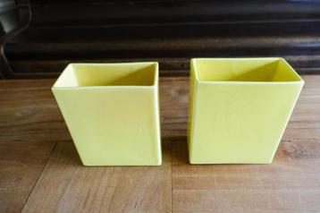 set van 2 gele strakke bloem potten beschikbaar voor biedingen