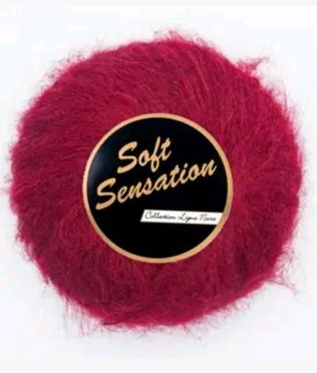 10 bollen Lammy Yarns Soft Sensation. Kleur 042, warm rood. beschikbaar voor biedingen