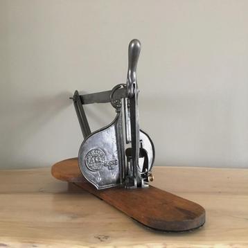 Broodsnijder beschikbaar voor biedingen