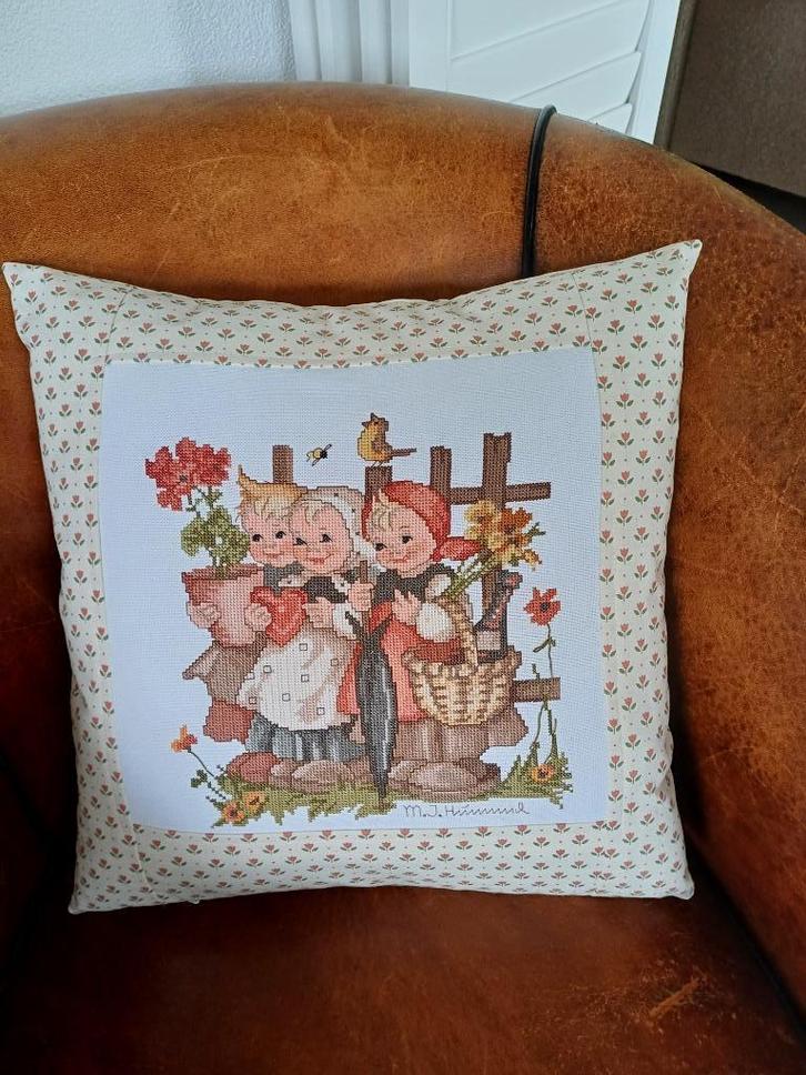 4 Kussentjes met borduurwerk.,, Hummeltjes,, 40/40 cm., Huis en Inrichting, Woonaccessoires | Kussens, Nieuw, Overige kleuren