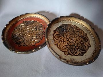 Twee vintage Italiaanse Florentine houten onderzetters beschikbaar voor biedingen