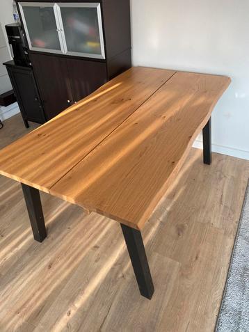 Eetkamertafel met metalen onderstel beschikbaar voor biedingen