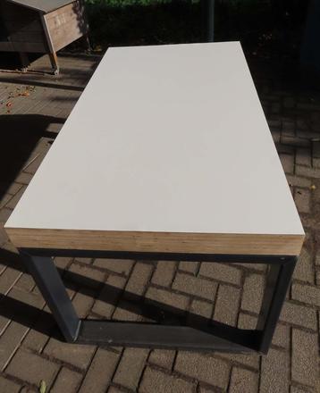werktafel/ hobbytafel / kantinetafel beschikbaar voor biedingen