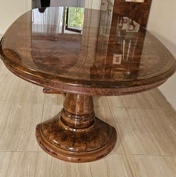 Eettafel hoogglans zeer goede kwaliteit en luxe. beschikbaar voor biedingen