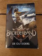 John Flanagan - De outsiders Broederband deel/boek 1, Gelezen, John Flanagan, Ophalen of Verzenden