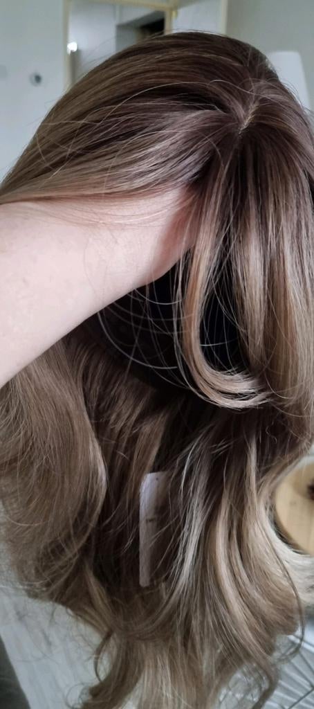 Nieuwe pruik, bruin met lichte highlights., Ophalen of Verzenden, Nieuw, Pruik of Haarverlenging