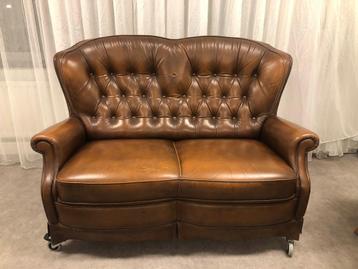 Vintage bruine leren bank – compact, stijlvol en karaktervol beschikbaar voor biedingen