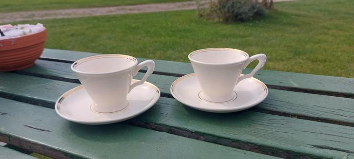 2 tijdloze roomwitte kop- en schotels van societé ceramique, Antiek en Kunst, Antiek | Servies los, Ophalen of Verzenden