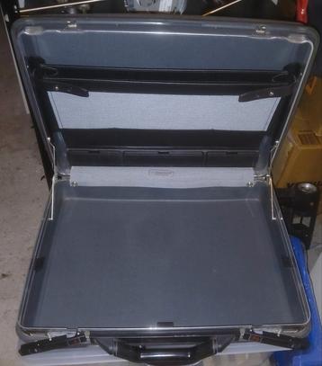 Oude documentenkoffer, antiek? beschikbaar voor biedingen