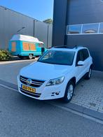 Volkswagen Tiguan 2.0 sport AUTOMAAT, Auto's, Automaat, 4 cilinders, Wit, Leder