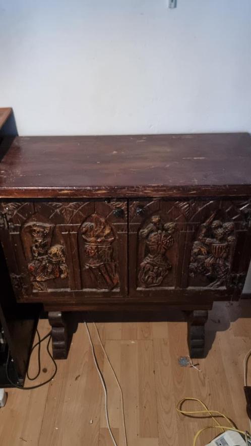 Klein houtsnijwerk kastje met middeleeuwse motieven, Antiek en Kunst, Antiek | Meubels | Kasten, Ophalen