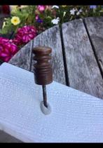 Kleine punaise - achtige prikpin voor prikbord v. bakeliet ?, Antiek en Kunst, Curiosa en Brocante, Ophalen of Verzenden