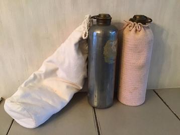 2 zinken kruiken met diverse kruikenzakken beschikbaar voor biedingen