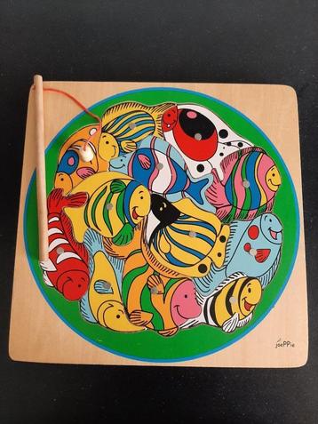 Houten puzzel en vis-spel in één. beschikbaar voor biedingen