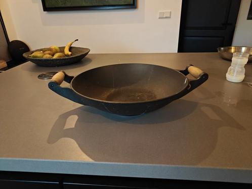Stevige gietijzeren wokpan met houten grepen, Huis en Inrichting, Keuken | Potten en Pannen, Gebruikt, Wok, Gietijzer, Ophalen