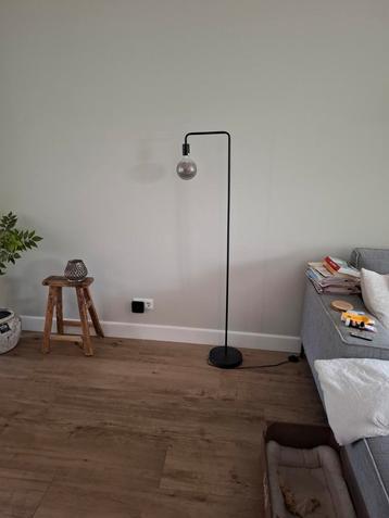Sobere, minimalistische vloerlamp  beschikbaar voor biedingen