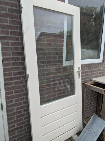 Hardhouten buitendeur beschikbaar voor biedingen