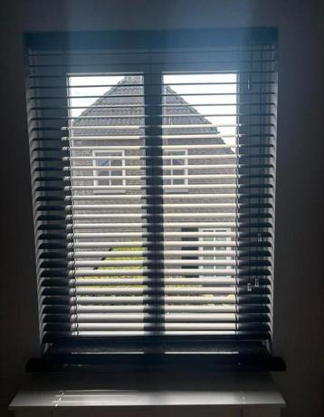 2 Zwarte jaloezieën beschikbaar voor biedingen