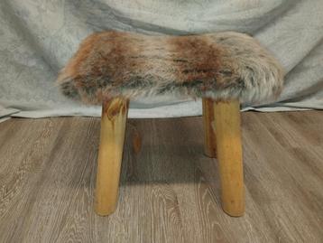 Houten krukje met imitatiebont  beschikbaar voor biedingen