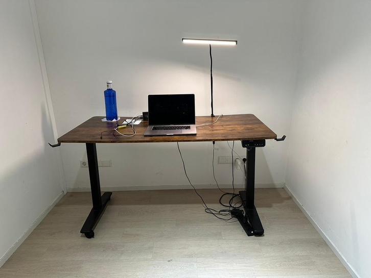Elektrisch zit-sta bureau 140x70, Huis en Inrichting, Bureaus, Gebruikt, Stabureau, Elektrisch, In hoogte verstelbaar, Met wielen
