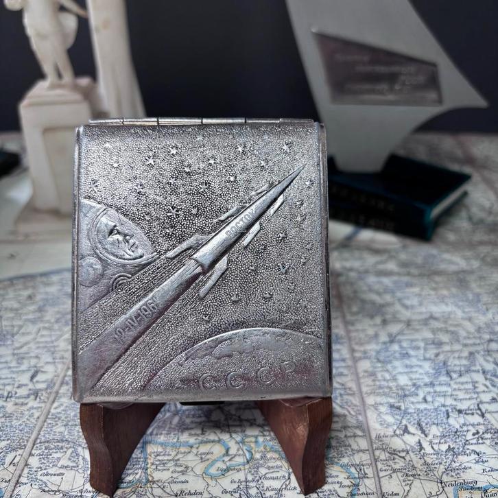 Gagarin 1961 Sovjet Sigarettendoos Ruimtewedloop Memorabilia, Antiek en Kunst, Antiek | Overige Antiek, Ophalen of Verzenden