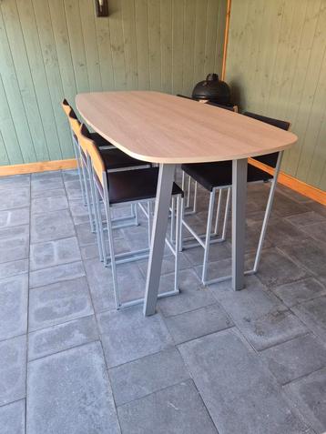 Bartafel met 6 VEPA barkrukken beschikbaar voor biedingen