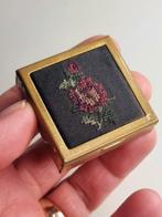 Zeldzaam 1960 borduurwerk messing doosje, Antiek en Kunst, Ophalen of Verzenden