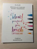 Carla Kamphuis - Kleur! Brushlettering voor iedereen, Boeken, Ophalen of Verzenden, Zo goed als nieuw, Tekenen en Schilderen, Carla Kamphuis