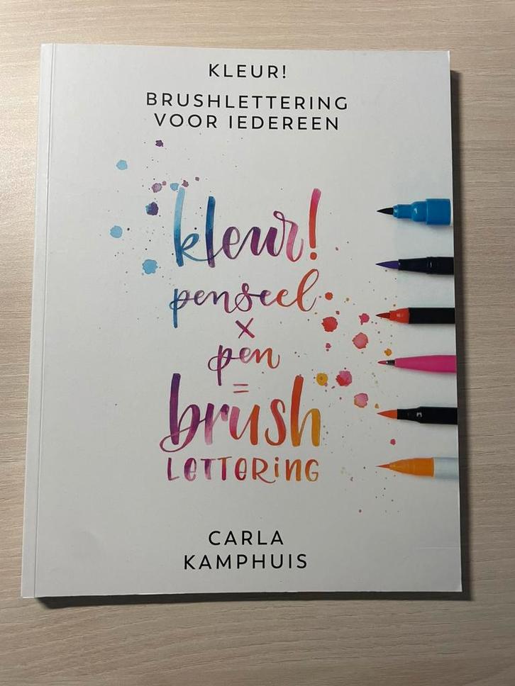 Carla Kamphuis - Kleur! Brushlettering voor iedereen, Boeken, Hobby en Vrije tijd, Zo goed als nieuw, Tekenen en Schilderen, Ophalen of Verzenden