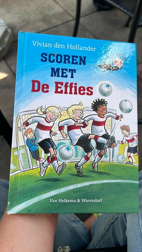 Vivian den Hollander - Scoren met De Effies, Boeken, Kinderboeken | Jeugd | onder 10 jaar, Zo goed als nieuw, Ophalen of Verzenden