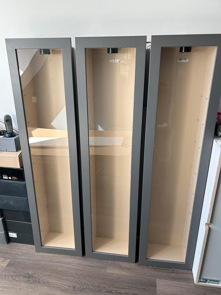 2 Bertby vitrinekasten van Ikea, met verlichting, Huis en Inrichting, Kasten | Vitrinekasten, Gebruikt, 150 tot 200 cm, Minder dan 50 cm