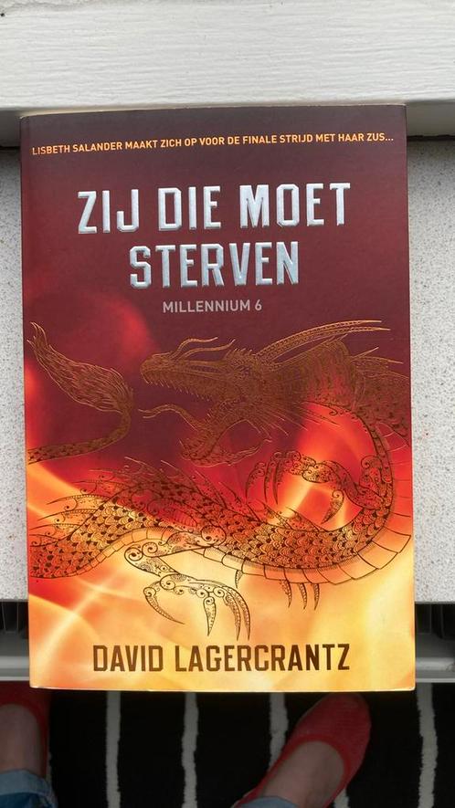 David Lagercrantz - Zij die moet sterven, Boeken, Thrillers, Zo goed als nieuw, Nederland, Ophalen of Verzenden