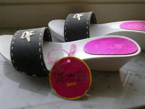 Save the Queen slipper - zwart/wit - NIEUW - sleehak - 37, Kleding | Dames, Schoenen, Nieuw, Sandalen of Muiltjes, Wit, Ophalen of Verzenden