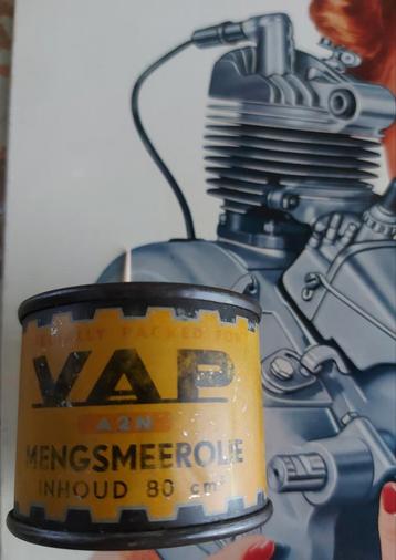 VAP oud olie blikje nog gevuld  beschikbaar voor biedingen