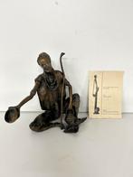 Bronzen Afrikaanse Beeld met Boek, Antiek en Kunst, Kunst | Beelden en Houtsnijwerken, Ophalen of Verzenden