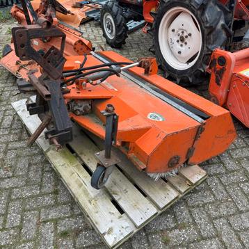 Veegmachine minitractor beschikbaar voor biedingen