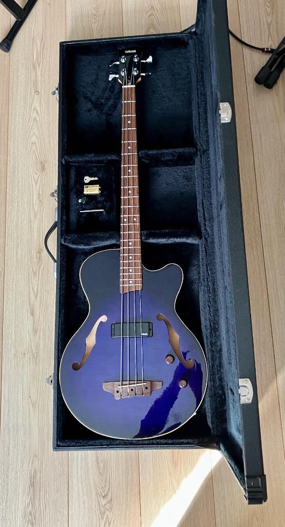 Yamaha BEX 4 hollow body basgitaar, Muziek en Instrumenten, Snaarinstrumenten | Gitaren | Bas, Zo goed als nieuw, Semi-akoestisch