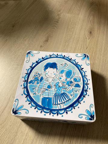 Blond Amsterdam Delfts Blauwe Koektrommel beschikbaar voor biedingen