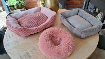 Div hondenmanden/kattenmanden beschikbaar voor biedingen