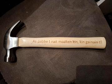 Klauwhamer met gravure  beschikbaar voor biedingen