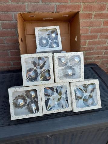 HANDEL   40 DOOSJES ECHTE GLAS  KERST BALLEN  beschikbaar voor biedingen