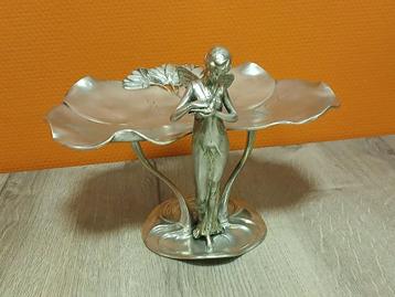 art nouveau fee met lelie beschikbaar voor biedingen