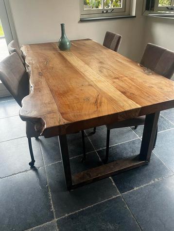 Houten Eettafel met Metalen Onderstel beschikbaar voor biedingen