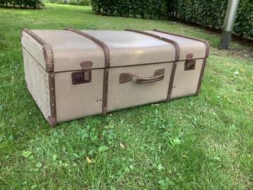 Oude koffer groot,houten banden ,hond of kattenmand beschikbaar voor biedingen