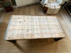Stoere salontafel gemaakt van steenschotten en houten poten., Huis en Inrichting, Tafels | Salontafels, Ophalen, Gebruikt, 100 tot 150 cm