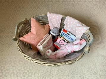 Grote kraammand / rieten mand met 7 (nieuwe!) kraamcadeau's beschikbaar voor biedingen