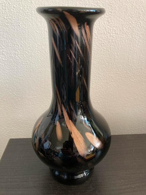Zwart Glazen Vaasje met Gouden Accenten, Antiek en Kunst, Antiek | Vazen, Ophalen of Verzenden